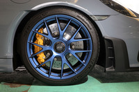 「ヴァイザッハパッケージ」を選択すると、鍛造マグネシウムホイールも選択可能となる。4本合わせて10kgの軽量化を実現する。