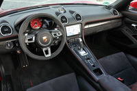「718ボクスターGTS」のインテリアは、ステアリングホイールやシフトレバー、アームレストなどがアルカンターラ仕立てとなる。