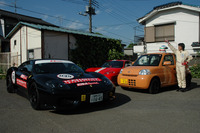 かつて所有していたオレンジ色の「ダイハツ・エッセECO」の5段MT車(写真右)。4カ月落ち中古車で、購入価格は45万円であった。“みかんちゃん”と名づけ、日常の足として活躍した。