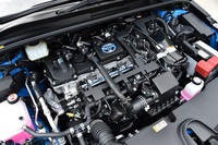 1.8リッター直4エンジンにモーターが組み合わされた、ハイブリッド車のパワーユニット。JC08モードの燃費値は34.2km/リッター。