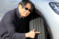 鈴木氏が指さす細長い“穴”に注目。「アレンザLX100」のトレッド面には、グルーブと細い溝でつながった「消音器」と呼ばれる穴があけられている。グルーブで発生するノイズを、これで打ち消すのだ。