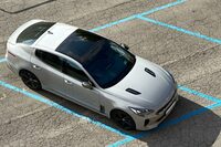 ルーマニアのナンバープレートを付けたキアのフラッグシップ「スティンガー」。イタリアでは販売が振るわず、2020年をもって輸入が終わっている。シエナの公共駐車場で2023年8月6日撮影。