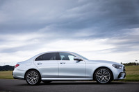 2020年9月10日に日本導入が発表された「メルセデス・ベンツEクラス」のマイナーチェンジモデル。今回は、1.5リッターエンジン搭載の「E200スポーツ」に試乗した。