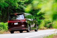 パワートレインは最高出力275PSの2リッター4気筒ターボエンジンを核としたハイブリッド。リアをモーターで駆動する4WDのみの設定で、システム出力は371PSを誇る。