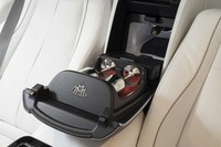 左右後席間の一般的にアームレストが収納されている場所にはシャンパングラスが格納されている。その後方には750ccのシャンパンボトルを3本しまえるクーリングボックスが備わっている。どちらも標準装備品だ。