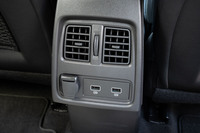 センターコンソールボックスの背面には、後席用のUSBポートとエアコン吹き出し口が備わる。