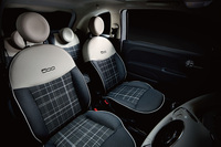 写真は2016年1月に導入が開始されたマイナーチェンジモデルのインテリア。ステアリングホイールのデザイン変更や5インチのタッチスクリーン式オーディオの採用、グローブボックスの追加など、多岐にわたる変更が行われた。