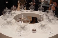 こちらは嗅覚のコーナー。ガラス容器に封じ込められた10種類の香りをかいで、ここちよく感じられたものを選択する。