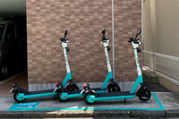 シェアリングサービスで提供される電動キックスケーター。このタイプの特定小型原付は走行が不安定で万人に薦めるのが難しく、スズキなどでは四輪タイプのモデルの研究開発を進めている。(写真:森口将之)