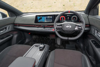 インテリアのコーディネートは赤と黒の「NISMO」らしい組み合わせ。オープンポアウッド風のパネル色もわざわざブラックに変更している。