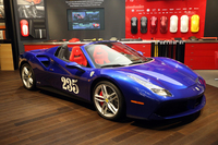 “70周年記念カラー”の「488スパイダー」。かつてドミニカ共和国のポルフィリオ・ルビロサ氏が所有していた「500モンディアル スパイダー」(1954年)をイメージして仕立てられている。