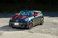 新型「MINIジョンクーパーワークス (JCW)コンバーチブル」の価格は585万円。最新世代では「クーパー5ドア」以外のすべてのタイプにJCWが設定されている。
