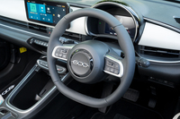 レザー調ステアリングホイールは2本スポークタイプ。チルトだけでなくテレスコピック調整もできる。