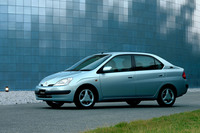 「21世紀に間に合いました」のキャッチフレーズで登場した初代「トヨタ・プリウス」。日本のハイブリッド車の歩みはここから始まった。