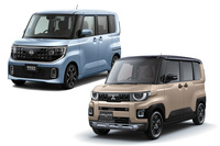 「日産ルークス」(写真左上)と「三菱デリカミニ」(同右下)の比較。初代デリカミニでは、バンパーなどを除くボディーパネルは兄弟車と共通で、塗装によって違いを見せていた。