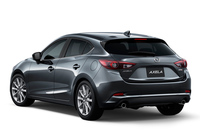 現行型「アクセラスポーツ」のリアビュー。ショルダーラインの上、Cピラーの付け根に凹角の“折り目”がある。