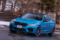 2020年9月29日に導入が発表された「BMW M5」および「M5コンペティション」のマイナーチェンジモデル。今回の試乗車はシリーズの頂点に位置する最高出力625PSの後者で、車両本体価格は1877万円。