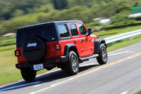 新型「ラングラー」では視認性も改善。従来モデルよりガラスエリアの下端を下げたり、スペアタイヤの搭載位置を下げたり、リアシートのヘッドレストに折りたたみ機構を設けたりといった改良がなされている。また、日本仕様ではバックモニターが標準装備となる。