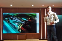 今回のプロジェクトについて説明する、アストンマーティンのカハル・ラフナン氏。「現在は自動車以外のあらゆるデザインにたずさわっている」とのことだが、かつてはシトロエンでカーデザインを担当していた。