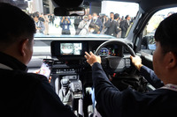 「ランドクルーザー“FJ”」の車内。乗り込んでみると、海外からとおぼしき先客が、その印象をボイスメモで収録している最中だった。