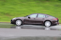 弧を描くルーフラインが印象的な「パナメーラ」のサイドビュー。「911」とのつながりが視覚的に強く主張されている。