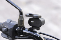装備は存外に充実しており、ハンドルまわりにはUSB Type-A/Type-Cポートが、車体左には12V 5Aの電源ソケットが備わっている。