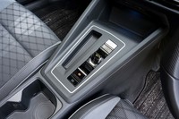 バイワイヤ式のシフトセレクターは高さ5cmほどのコンパクトサイズだ。