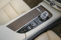 センターコンソールに、エンジンのスタートスイッチやドライブモードの切り替えスイッチが備わる。「インスクリプション」グレードには、スウェーデンのオレフォス製クリスタルシフトノブが標準装備されている。