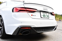 高回転域で迫力のある乾いたサウンドを奏でる「RSスポーツエキゾーストシステム」は、19万円のオプションアイテム。センターディスプレイで「エンジン音」の項目を呼び出し、「Quiet」「Automatic」「Present」の3つから選択できるようになっている。