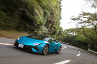 右コーナーを行く「ウラカン テクニカ」。気分はスーパーマンだ。