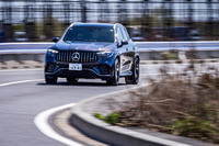 「AMGライドコントロールサスペンション」や「AMGアクティブライドコントロール」、リアアクスルステアリングなどで強化される「GLC63 S Eパフォーマンス」のシャシー。最低地上高は標準仕様車の180mmから130mmへと低められている。