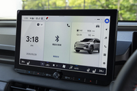 センタースクリーンのサイズは12.9インチ。ソフトウエア開発にはは新しい開発環境の「Arene(アリーン)」が使われている。