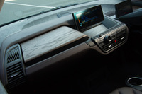 「スイート」では、ダッシュボードのウッドパネルをオークとユーカリの2種類から選択可能。ケナフ麻や再生可能なウールなど、環境負荷の少ない素材の採用も、「i3」の内装の特徴となっている。