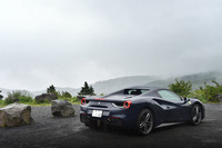 「フェラーリ488GTB」のオープンバージョンとして生まれた「488スパイダー」。2015年9月のフランクフルトモーターショーでデビューした。