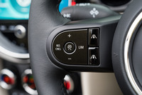 今回の改良では、アダプティブクルーズコントロールにストップ&ゴー機能を追加。またMINIブランドのモデルとして初めて、車線逸脱警報が採用された。