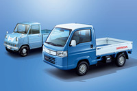 2018年11月18日に発売された「ホンダ・アクティ トラック」の特別仕様車「スピリットカラースタイル」(写真手前)。カラーリングは2タイプ用意されており、こちらはホンダの四輪車の原点「T360」(写真奥)をイメージしたという「ベイブルー×ホワイト」。