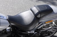 クルーザータイプのモデルなので、シート高は675mmと低く、足つき性は良好。リアのモノショックサスペンションは、外からは見えないようシートの下にレイアウトされている。