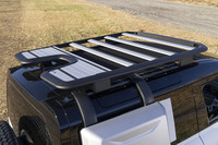 ディーラーオプションのエクスペディションルーフラックは26万0700円。50km/hを超えたあたりから風切り音が発生するのが少々気になる。