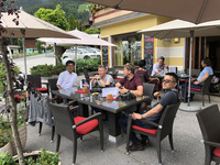 ドイツでは、異なる自動車メーカーやメガサプライヤー、さらに認証にかかわる公的機関のスタッフが飲食をともにしつつ情報交換するのは当たり前。出身大学つながりでの交流も盛んだ。写真は、イタリアの山岳路で車両をテストした際のランチタイム。