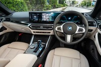 12.3インチのインフォメーションディスプレイ(メーター)と14.9インチのコントロールディスプレイを連結した「カーブドディスプレイ」を採用。デフロスターのスイッチを残してエアコンの操作パネルもこれに統合されている。