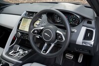 ステリングホイールのリムはシルバーサテンで飾られる。シフトパドルの「-」と「+」はプリントでもエンボス加工でもなく穴が開けられている。