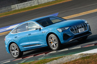 今回のイベントでは、エキストラで「e-tron」にもチョイ乗りすることができた。驚いたのは、その超高速域での静粛性。エンジンサウンドがないのはもちろんなのだが、風切り音やロードノイズまできちんと抑え込まれているのだ。また重心の低さ、後輪寄りの駆動配分によって、ソフトなサスペンションでも旋回性能が非常に高い。いうなれば「サーキットのグリーン車」。富士の本コースを快速で飛ばしながら、物見遊山を決め込むことができた。