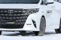 225/55R19サイズの「アイスガード8」を装着した「トヨタ・アルファード」。重量級のミニバンとのマッチングも良好で、ステアリングの操作に対する応答性のよさや、快適な乗り心地を確認することができた。このサイズを含めて、アイスガード8は225/45R21から185/70R14までの全71種類でサイズが展開される。価格はオープン。