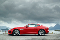 運転支援システムの強化も2018年モデルのポイント。高精度な前方ステレオカメラを用いた、自動緊急ブレーキやレーンキーピングアシスト、道路の制限速度に合わせて自動で加減速する、アダプティブスピードリミッターなどが用意される。