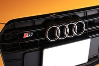 鮮やかな「ベガスイエロー」のボディーカラーをまとった藤島知子さんの愛車「アウディS1」。「S1が日本に導入された直後、試乗リポートのためにステアリングを握ったんです。その瞬間、あまりの素晴らしさに即購入を決めました」と愛車購入のきっかけを語った。