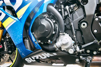 リッター200ps(!)に迫る水冷直列4気筒エンジンは、空力と冷却性を考慮した複雑な形状のカウルに覆われていて、普段はその姿を見ることができない。