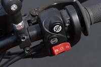 右スイッチボックスの上部には、ライディングモードの切り替えボタンを配置。モードは「ストリート」「オフロード」「カスタム」から選択できるが、オフロードモードを選んでもトラクションコントロールの介入度合いが変わるだけで、エンジンの出力制御に変更はない。