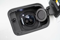 駆動用リチウムイオンバッテリーの容量は83.9kWh。交流電力量消費率は157Wh/km、一充電航続距離は604km(いずれもWLTCモード)。