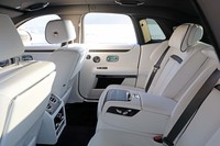 静粛性が追求された新型「ゴースト」の後席。写真は標準ホイールベースのもので、このほかにロングホイールベース版もラインナップされる。