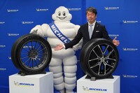 フォトセッションに臨む、ミシュランマンと須藤 元(げん)日本ミシュランタイヤ社長。手前のタイヤは左が「パイロットスポーツ5エナジー」で、同時発表となった右の「プライマシー5エナジー」とともに展示された。